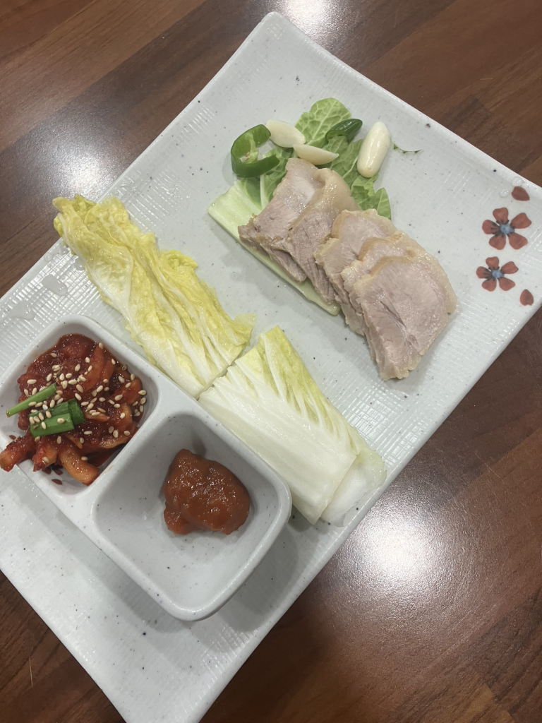 Milmadangbajirakkalguksubossam (밀마당바지락칼국수보쌈) 1