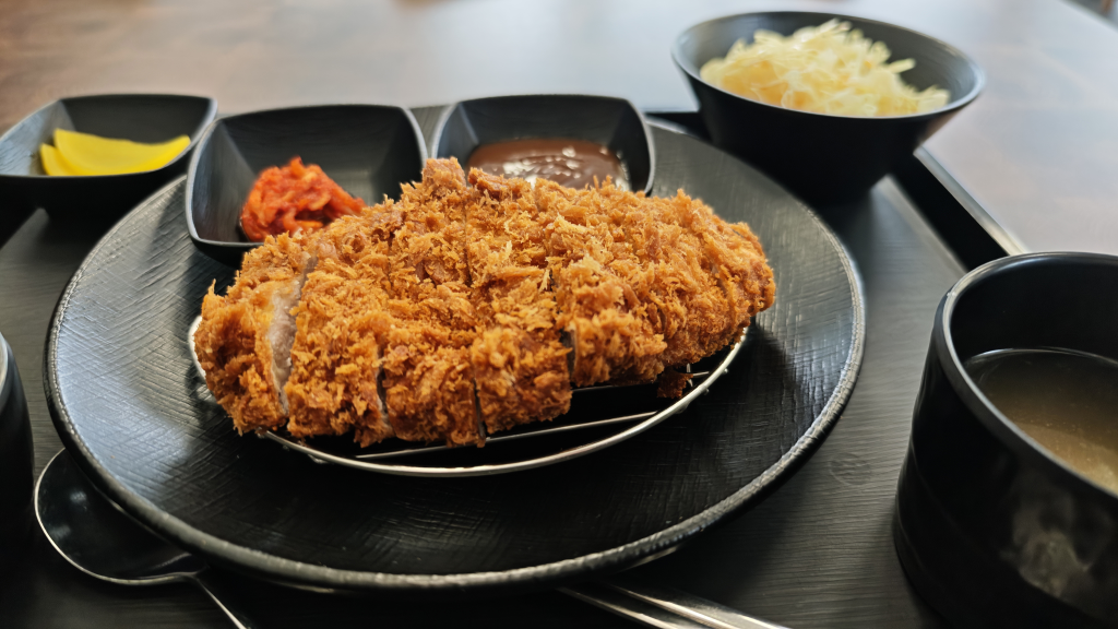 Seongbukdonkkaseu, naneunkape (성북돈까스, 나는카페) 1