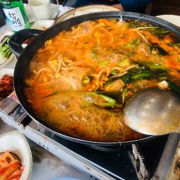 Unyeongsusanhoesenta (운영수산회센타) 1