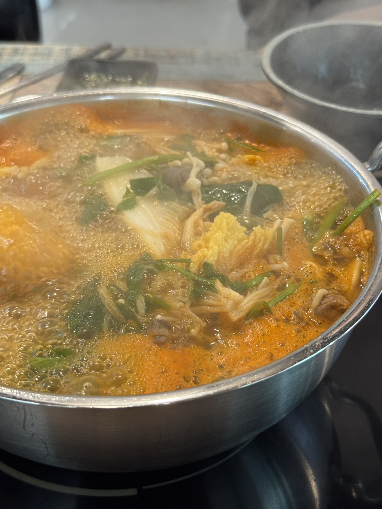 Jeongganeeolkeunsyabeukalguksu (정가네얼큰샤브칼국수) 1
