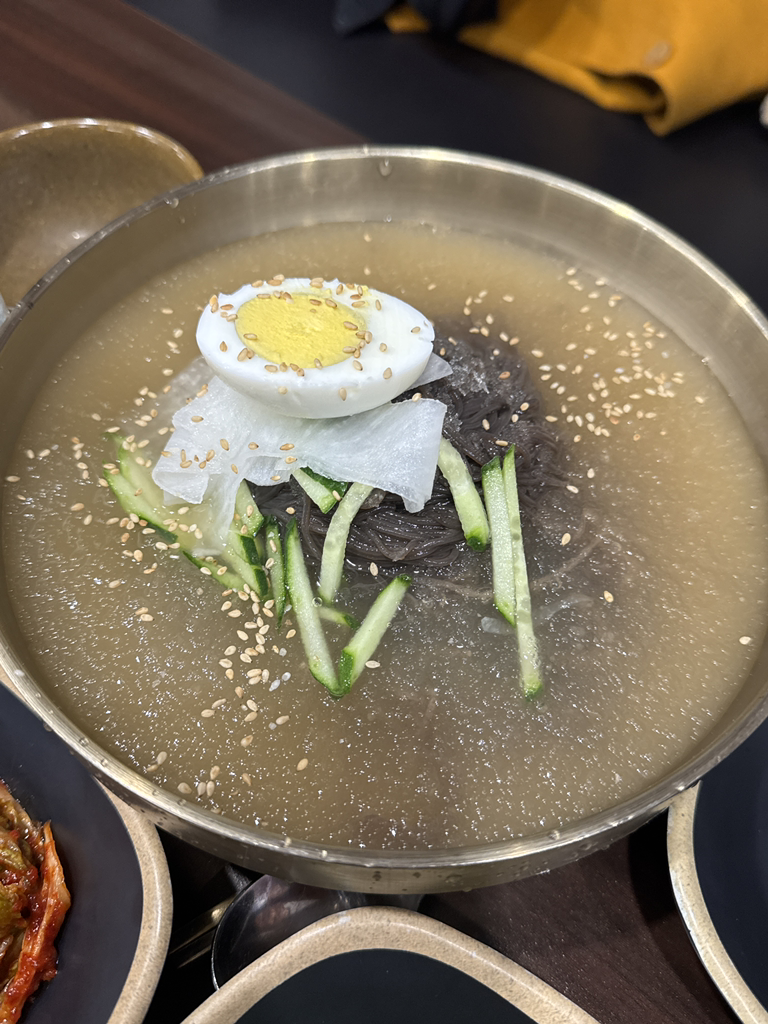 Dongbaekbossamkalguksu (동백보쌈칼국수) 3