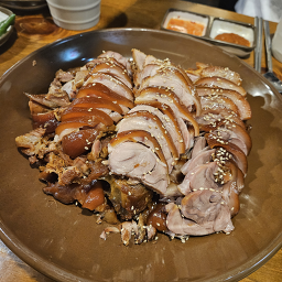 Gajang matitneun jokbal (가장 맛있는 족발) 1