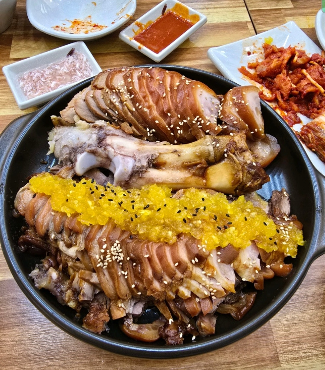 Dontongmaneulbossam icheonsi (돈통마늘보쌈 이천시) 2