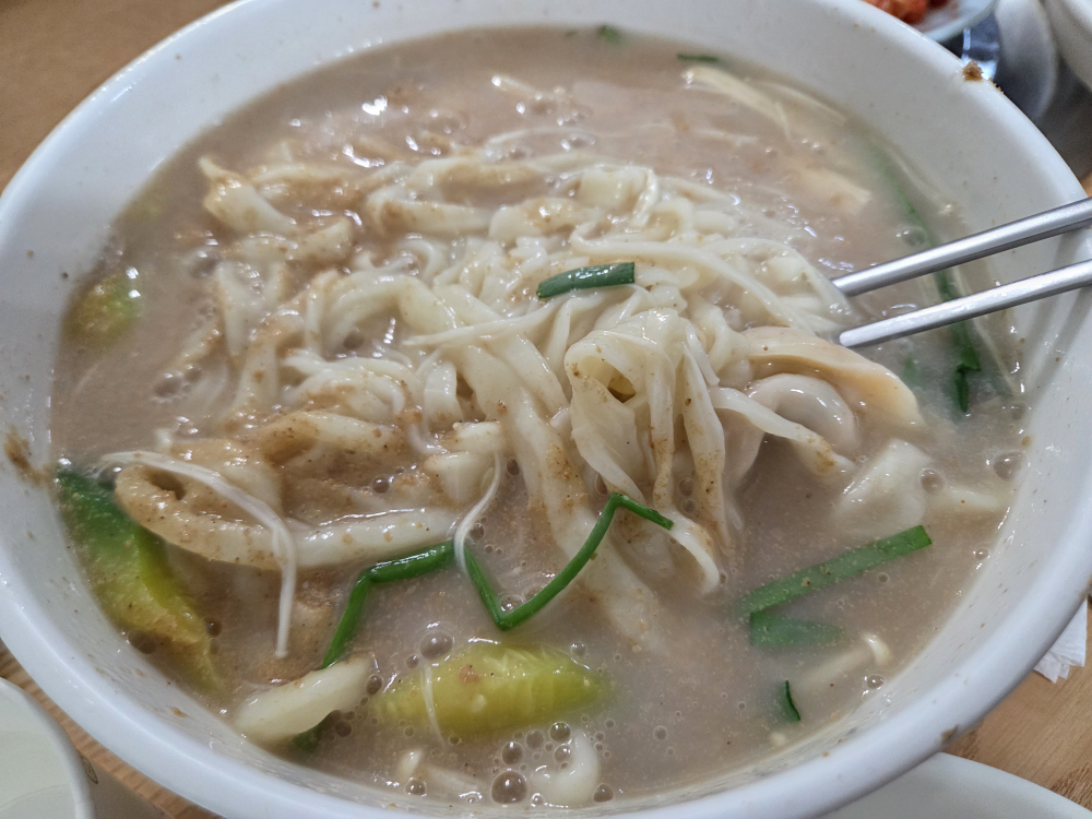 Eommasonkalguksu (엄마손칼국수) 2