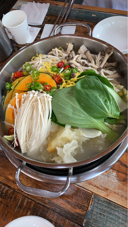 Eoulrimmandujeongol (어울림만두전골) 2