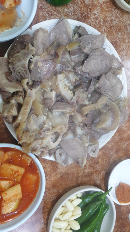 Halmaesoegogigukbap (할매쇠고기국밥) 2