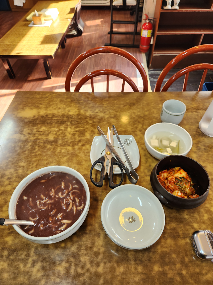 Choegojipkalguksu (최고집칼국수) 1