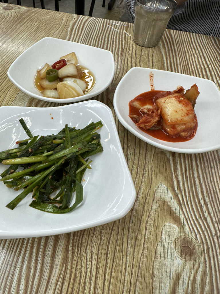 Jeonguksikdang, hwangtosikdang (전국식당, 황토식당) 1