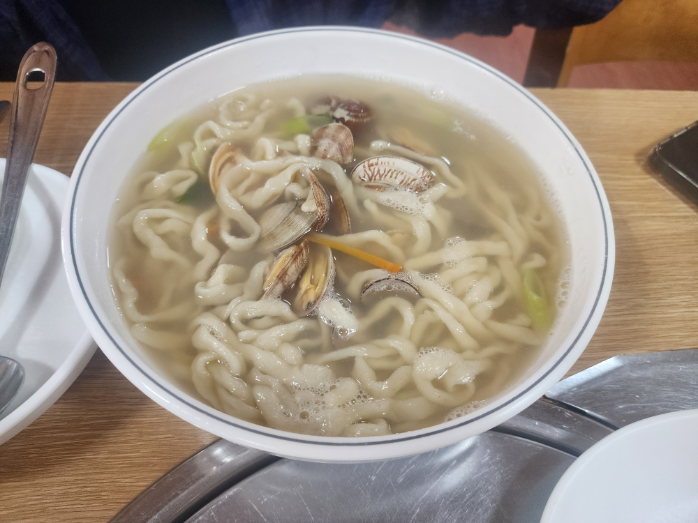Gimganeyeongyanghaemulkalguksu (김가네영양해물칼국수) 1
