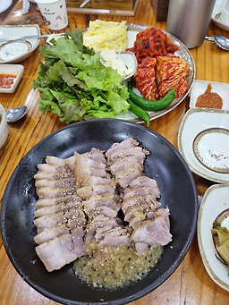 Donguibossamkalguksunaengmyeon (동의보쌈칼국수냉면) 2