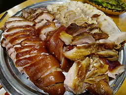 Seonamsijang gimsiljang wangjokbal (서남시장 김실장 왕족발) 1