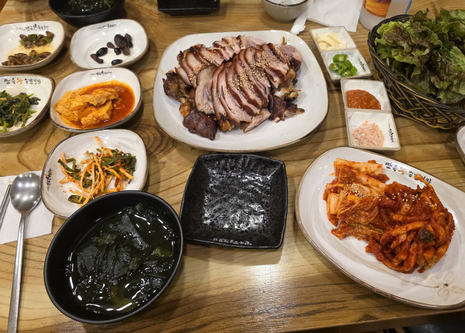 Manjokwangjokbalbossam (만족왕족발보쌈) 1