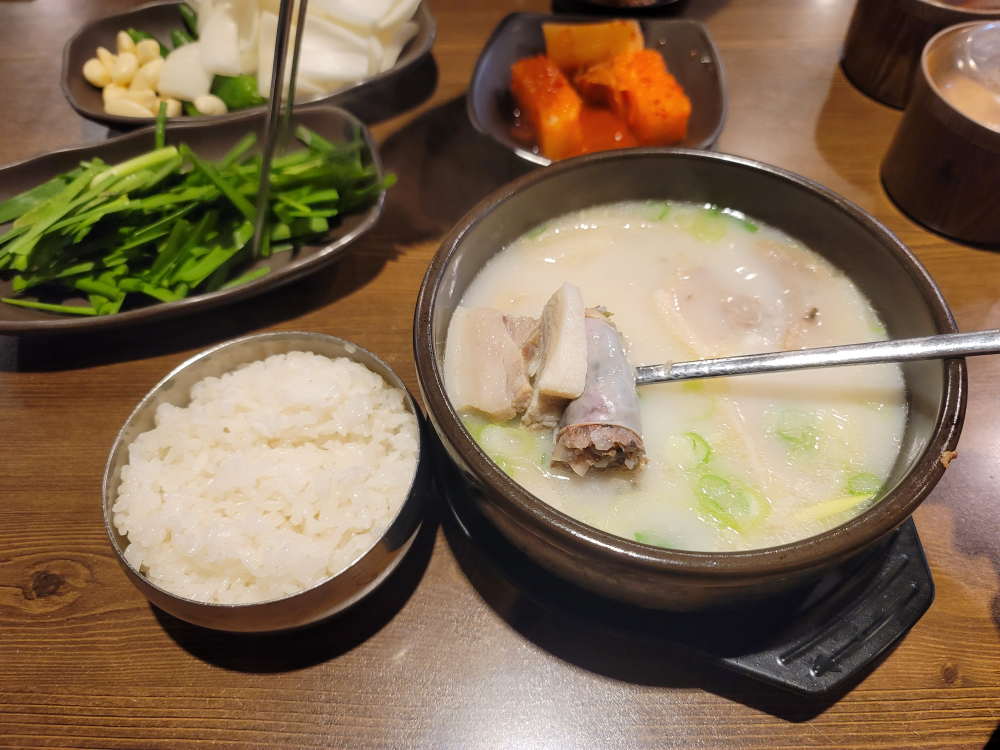 Todamdwaejigukbap (토담돼지국밥) 1