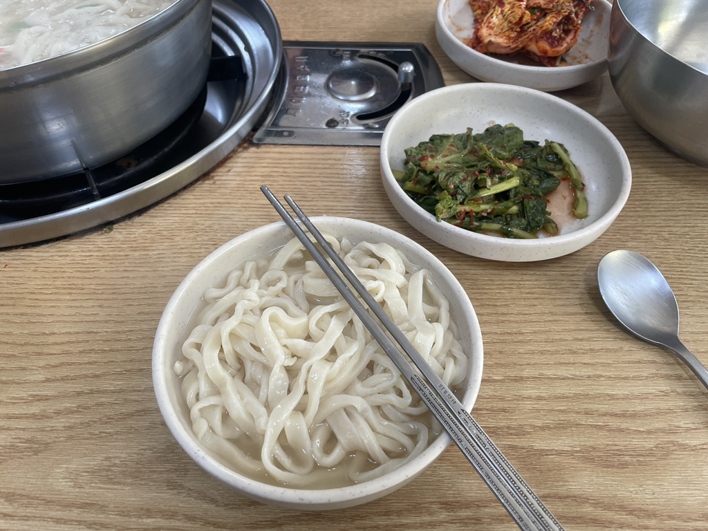 Mannasonkalguksu (맛나손칼국수) 2