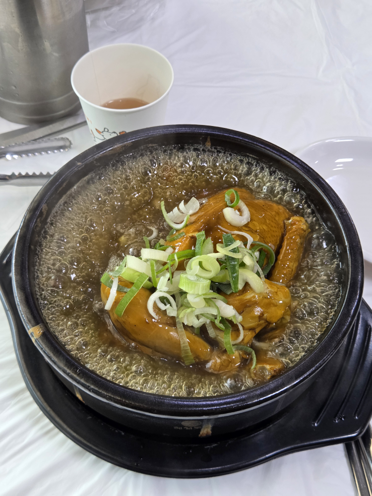 Imsilsanghwangbeoseotsamgyetang (임실상황버섯삼계탕) 1