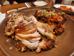 Gajangmatitneunjokbal (가장맛있는족발) 1