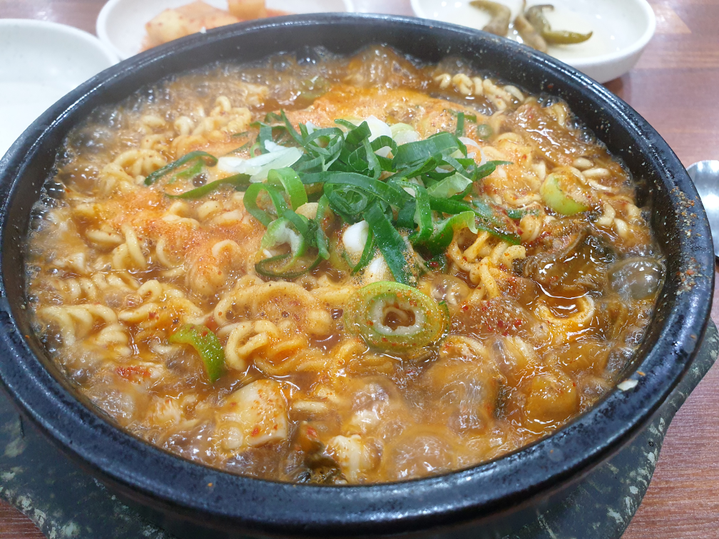 Sinjeonggoljeontongppyeohaejangguk (신정골전통뼈해장국) 2