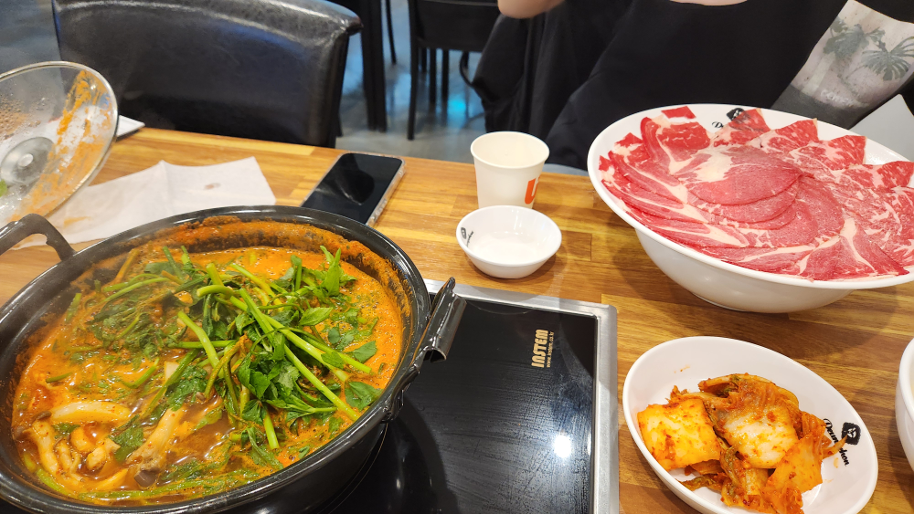 Deungchonsyabeukalguksu incheonyeonsujeom (등촌샤브칼국수 인천연수점) 2