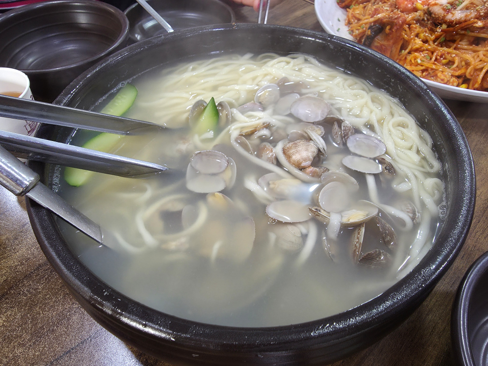 Oksuhaemuljjimkalguksu (옥수해물찜칼국수) 2