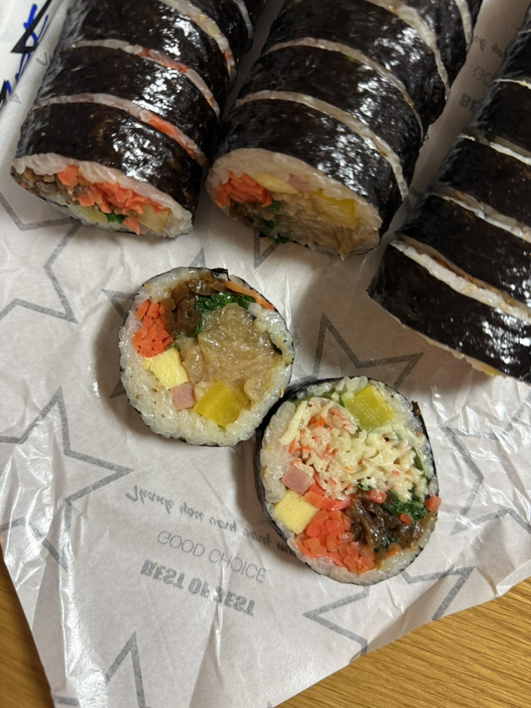 Bongbongssiui yukwaehan gimbapjip (봉봉씨의 유쾌한 김밥집) 1