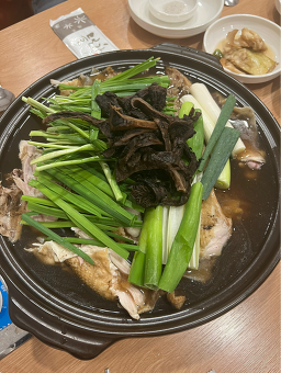 Chamilleungibeoseotbaeksuk (참일능이버섯백숙) 1