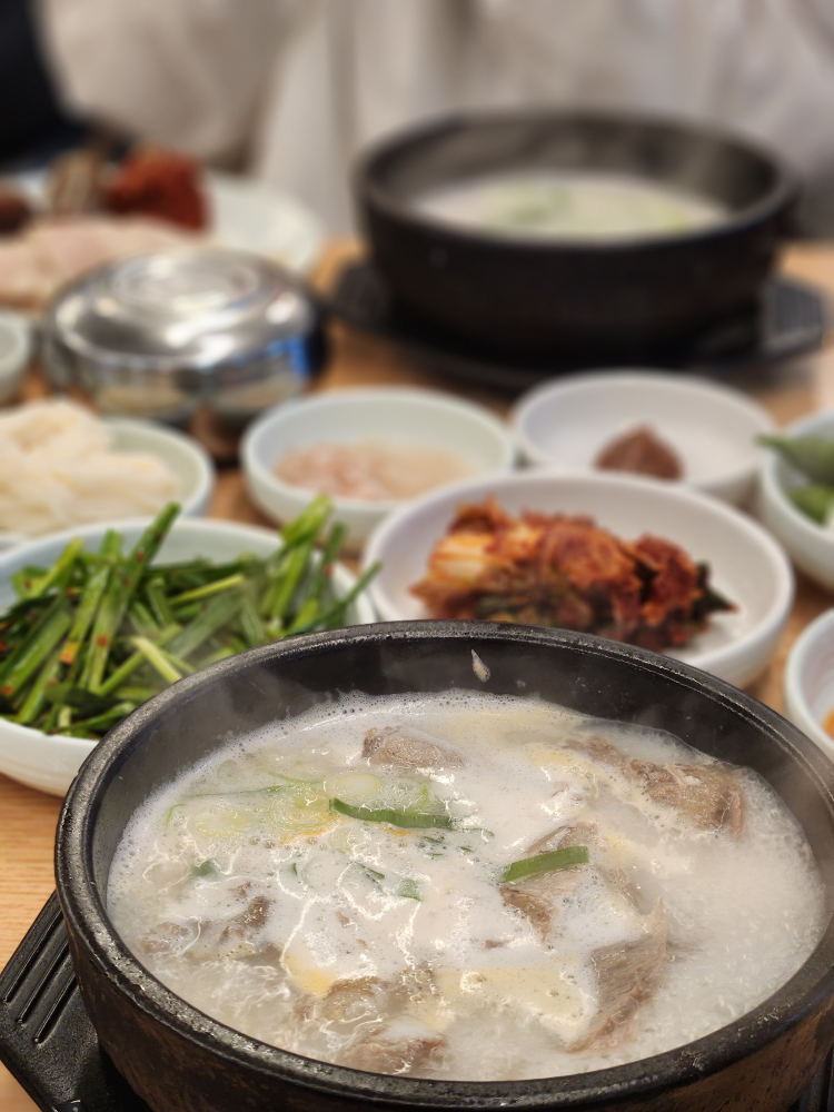 Mokchondwaejigukbap sicheongjeom (목촌돼지국밥 시청점) 3