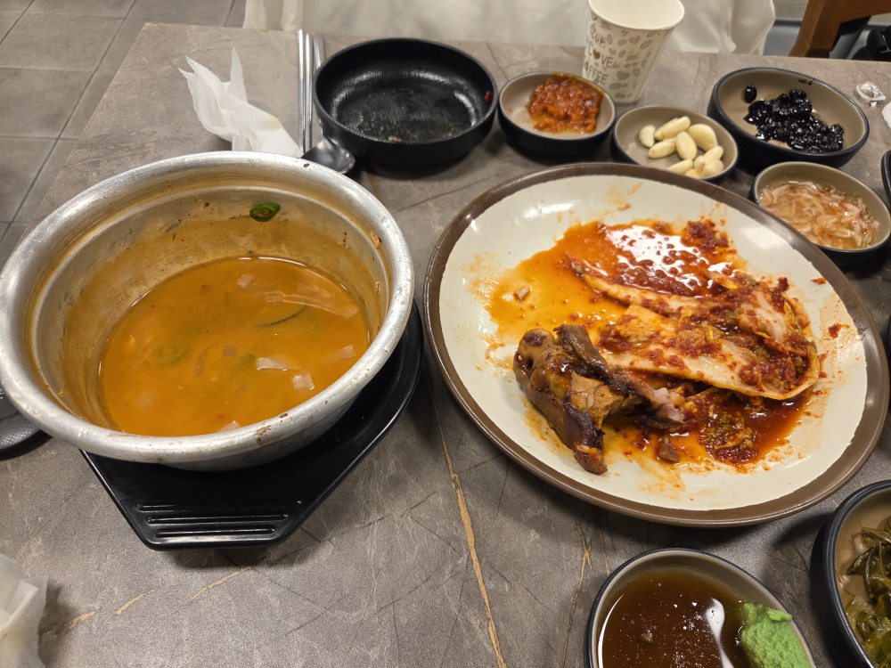 Gamasotjokbal (가마솥족발) 2