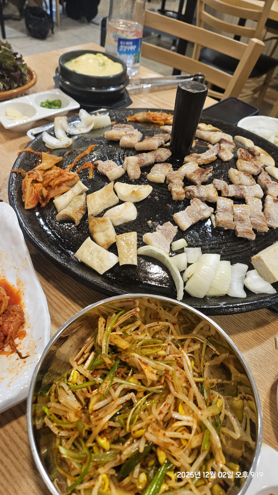 푸짐한 삼겹살 사진 5