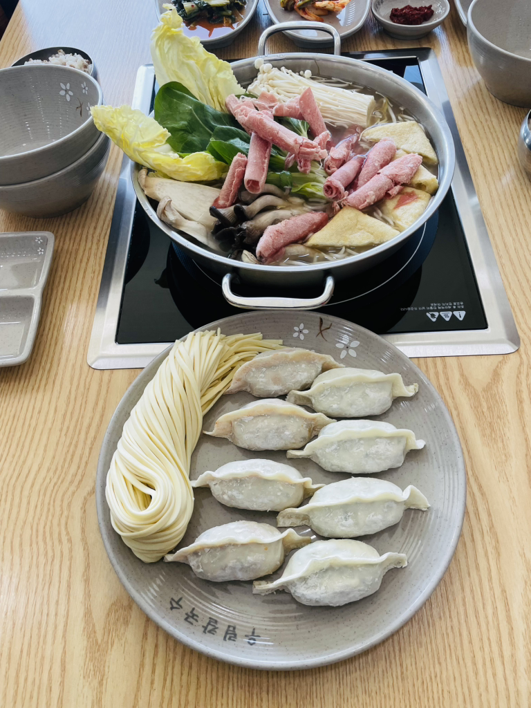 Urimkalguksujeonjujeom, gotukeopi (우림칼국수전주점, 고투커피) 1