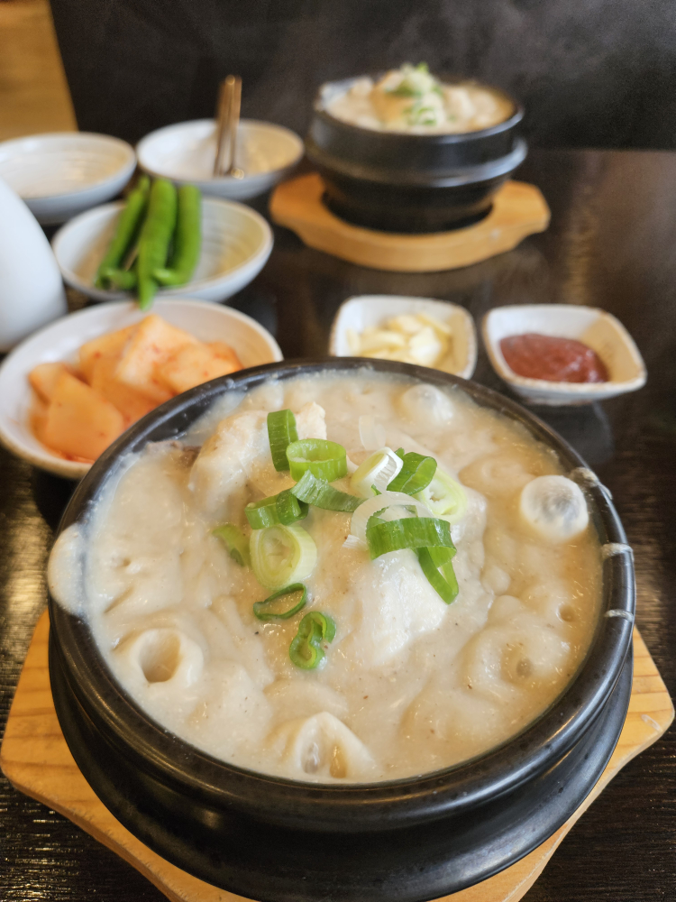 Gyeongbokgungdeulkkaesamgyetang (경복궁들깨삼계탕) 3