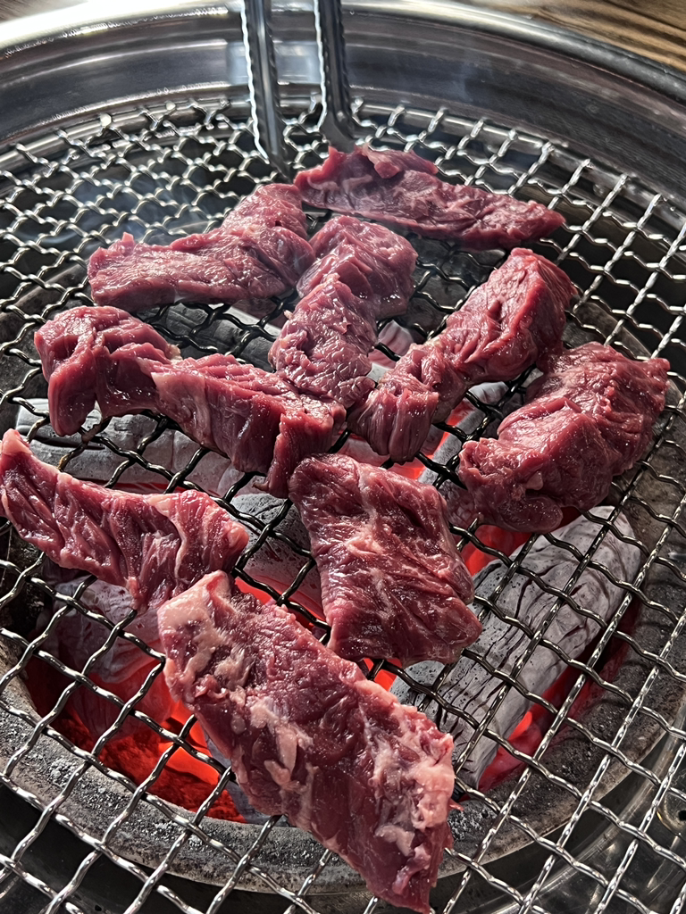 Gungnaesansaenggogi (국내산생고기) 3