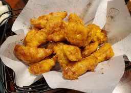 Gyochonchikindonggucheongjeom (교촌치킨동구청점) 2