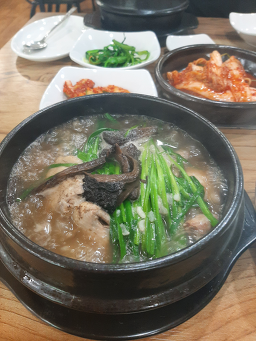 Neungimaeulsagajeongjeom (능이마을사가정점) 1