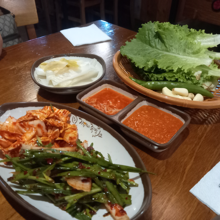Gajangmatinneunjokbal (가장맛있는족발) 3