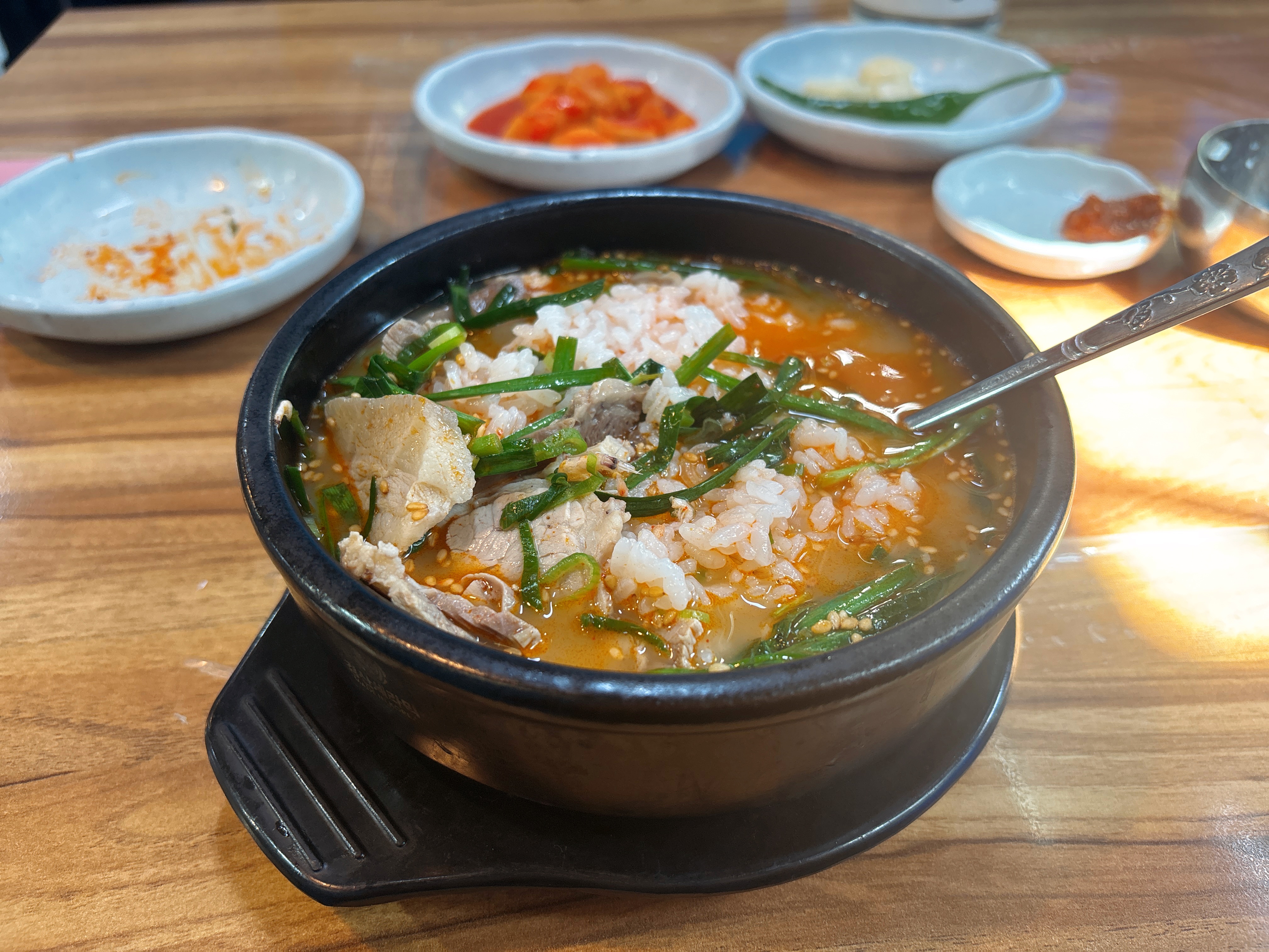 Gimhojundeundeundwaejigukbap (김호준든든돼지국밥) 2