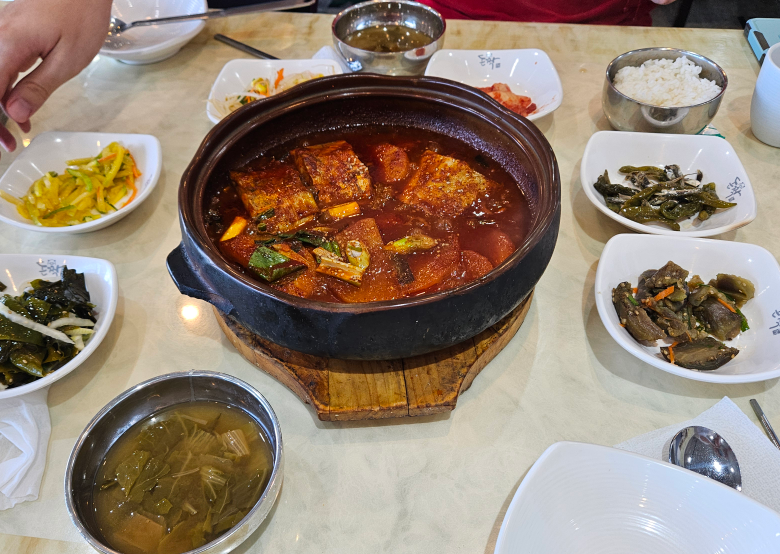 푸른밤의해안속초식당 대표 사진