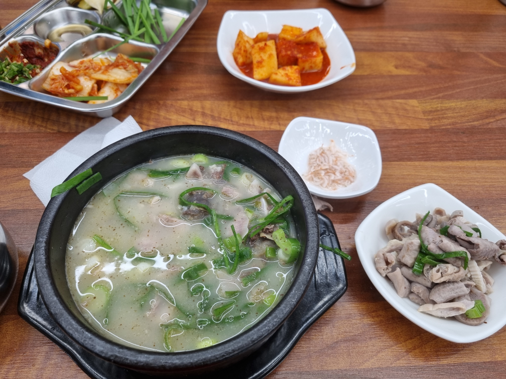 Tosoksundaegukbapoe 1 (토속순대국밥외 1) 1