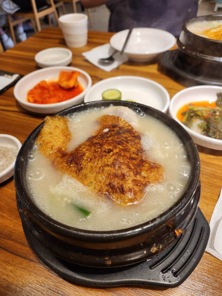 Iucheolhanbangnurungjisamgyetang (이우철한방누룽지삼계탕) 1