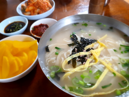 Golmokkalguksu (골목칼국수) 3