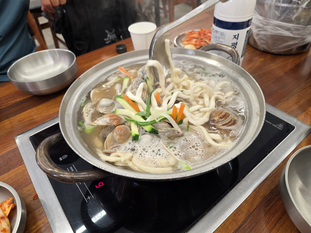 Bakseunggwanghaemulsonkalguksu (박승광해물손칼국수) 2