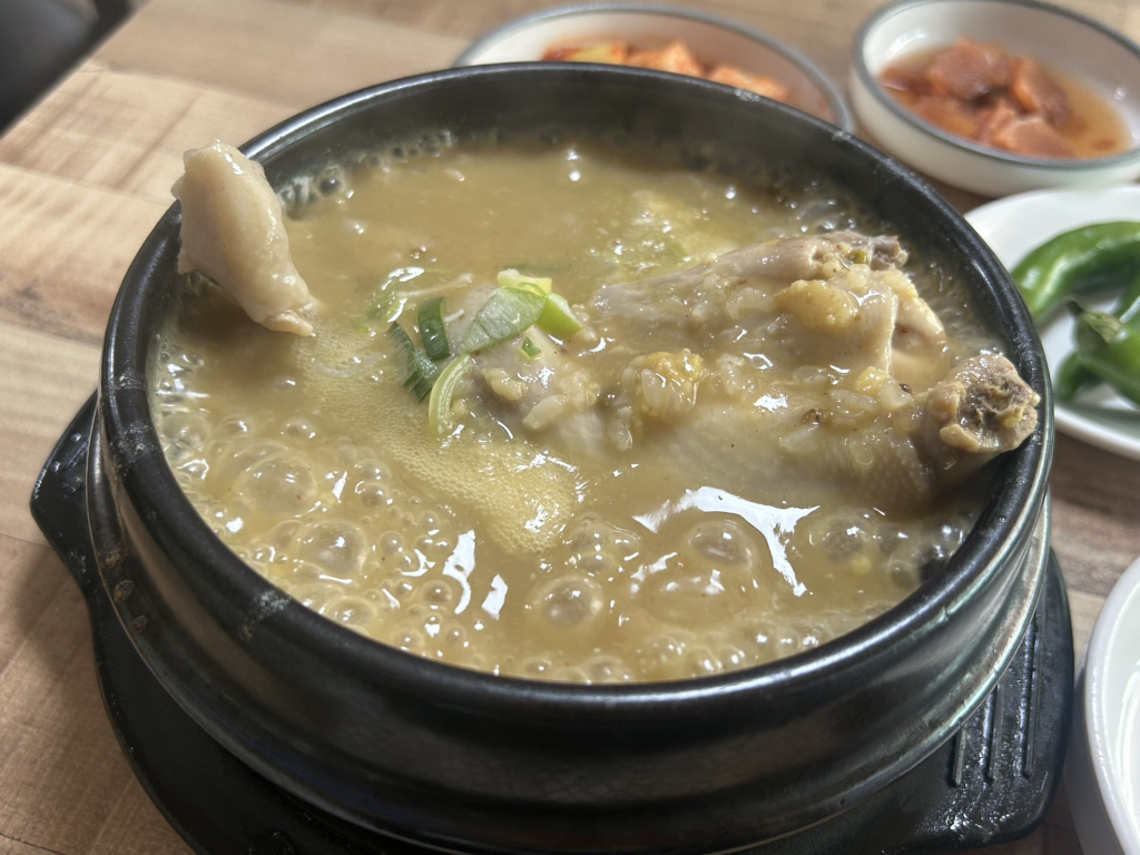 Deohanbangsamgyetang (더한방삼계탕) 1