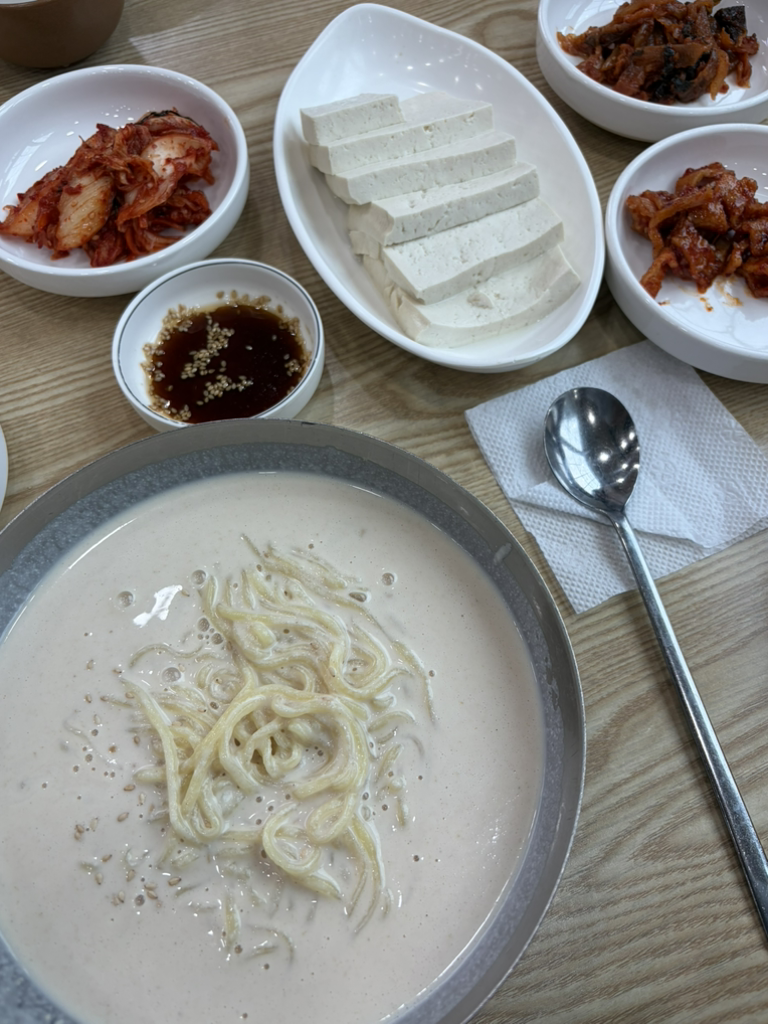 Kongsarangttubujangsu (콩사랑뚜부장수) 1