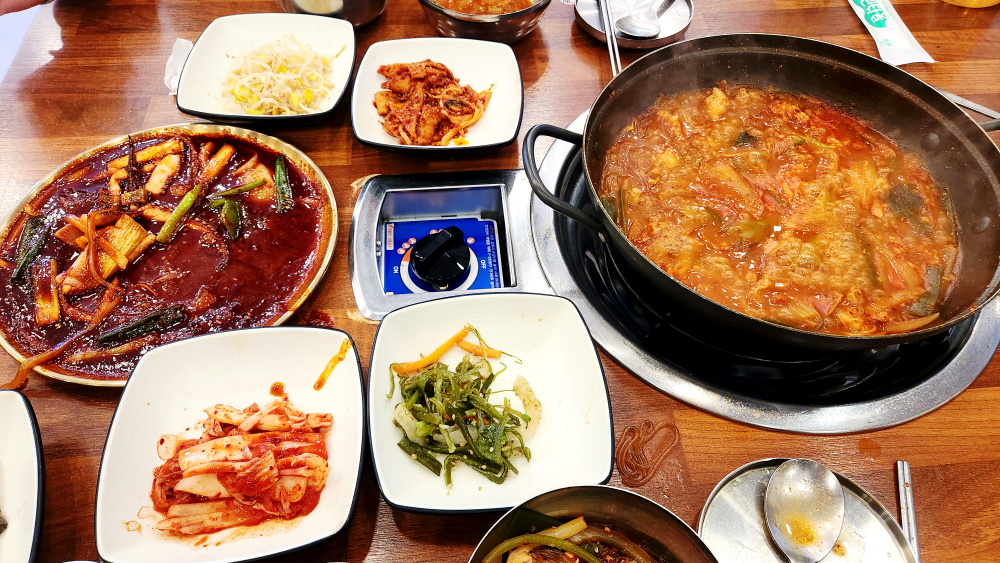Goryeongchondwaejijjigae bongdeokjeom (고령촌돼지찌개 봉덕점) 2