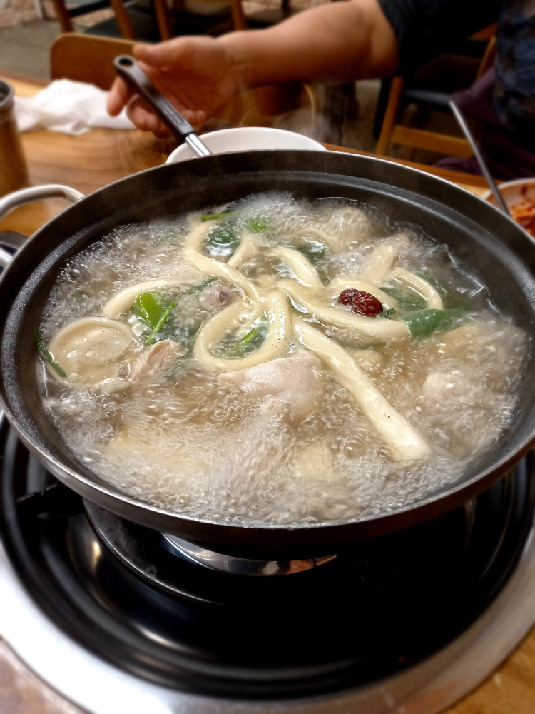 Daeyadakhanmarikalguksu (대야닭한마리칼국수) 1