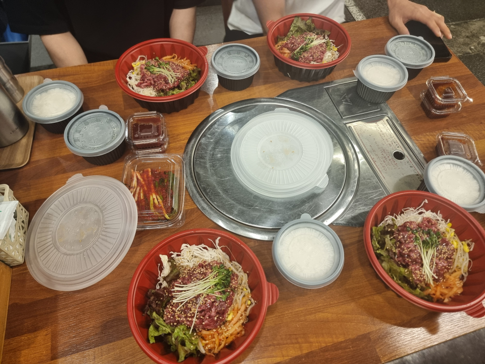 필한우육회 대표 사진