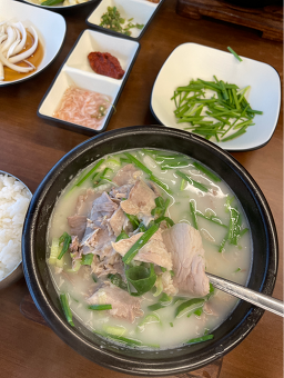 Gimseondwaejigukbap (김선돼지국밥) 3