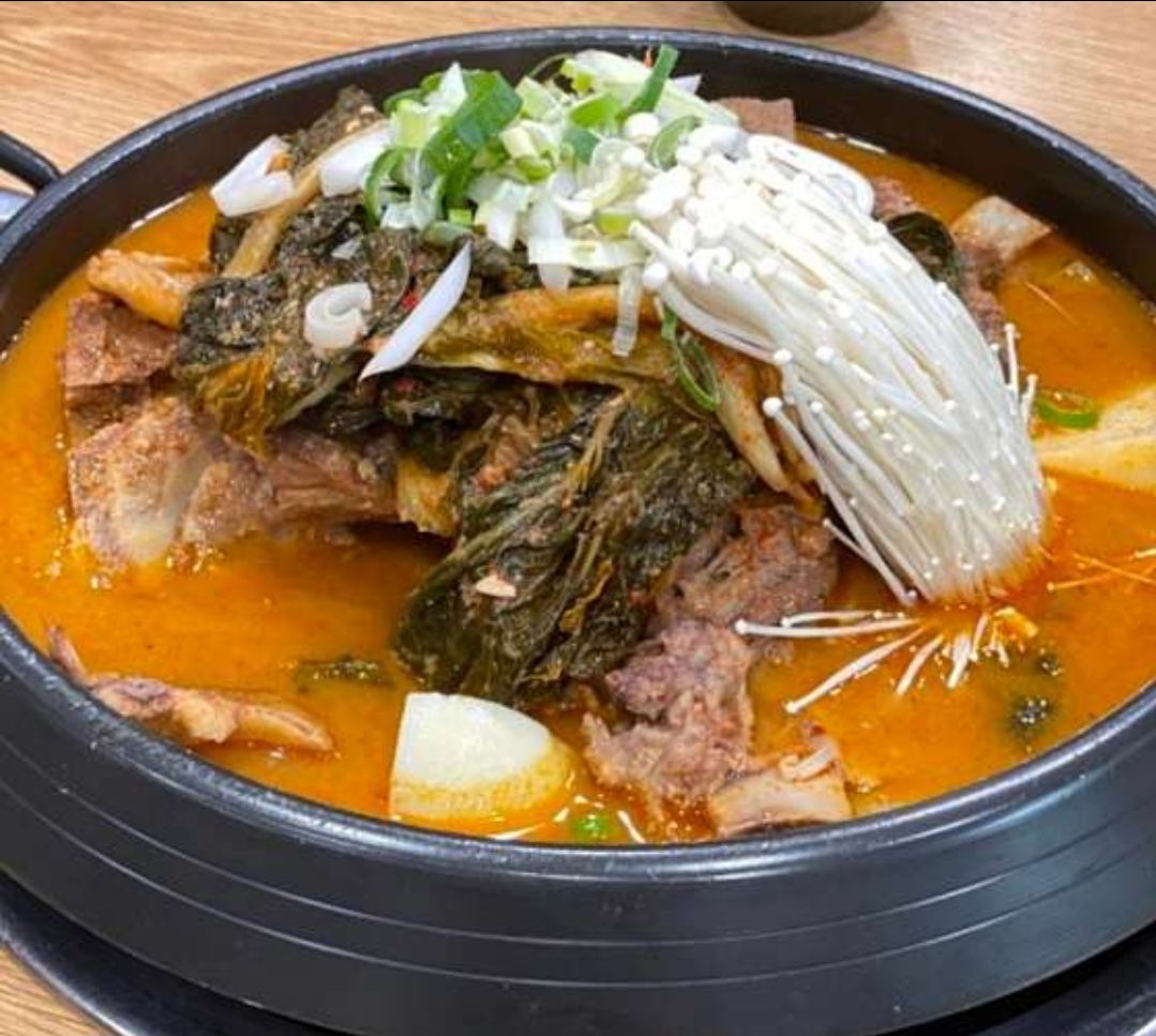 Tongppyeogamjatang (통뼈감자탕) 2