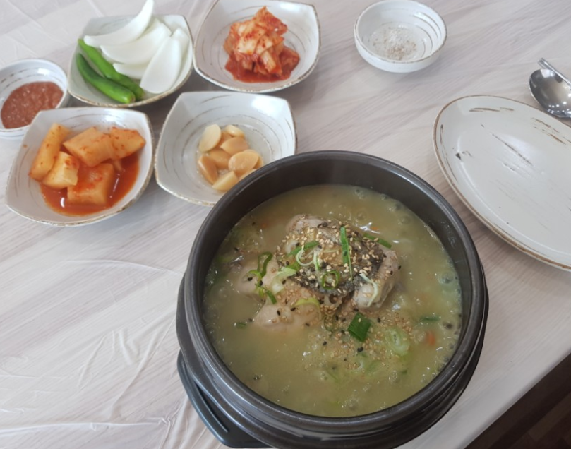 Gimyunmijeonboksamgyetangbukjeong (김윤미전복삼계탕북정) 1