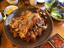 Gajangmatitneunjokbal (가장맛있는족발) 3