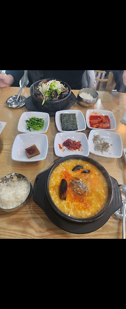 Samcheokjeonbokhaemulttukbaegi (삼척전복해물뚝배기) 2